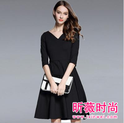 开学季连衣裙这样穿 小清新文艺范早春新风尚 开学季连衣裙这样穿 小清新文艺范早春新风尚