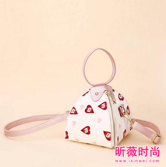 想要有街拍达人的时尚范儿 一款精致小包包不能少