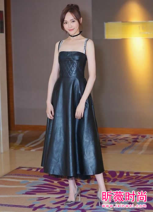 唐嫣最爱穿黑色服装 名媛风搭配惊艳大长腿抢眼