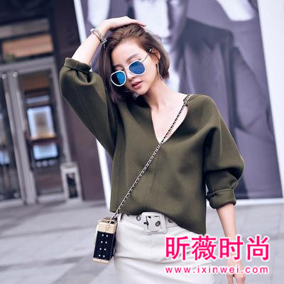 简单随性风格毛衣穿搭 你一定会入手这款毛衣