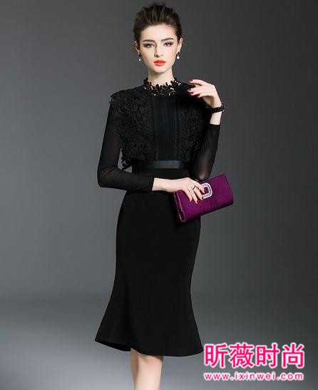 用蕾丝连衣裙打底 简直不要太性感 用蕾丝连衣裙打底 简直不要太性感