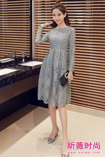 用蕾丝连衣裙打底 简直不要太性感