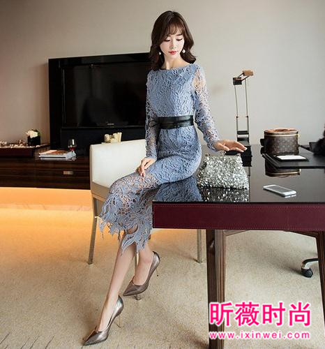 用蕾丝连衣裙打底 简直不要太性感