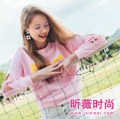 春季新款卫衣怎么搭配？她们的穿搭就是时髦典范