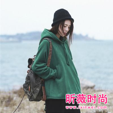 女生卫衣配什么裤子好看？这些搭配打造休闲时尚造型