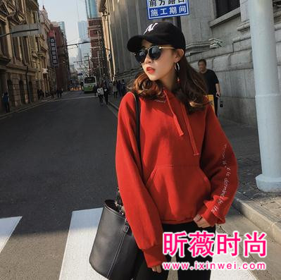韩版新款连帽套头卫衣 让你轻松穿出时尚范儿 韩版新款连帽套头卫衣 让你轻松穿出时尚范儿