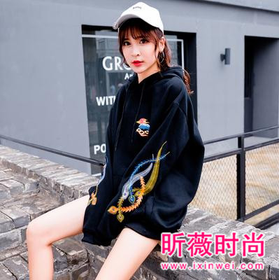 韩版新款连帽套头卫衣 让你轻松穿出时尚范儿 韩版新款连帽套头卫衣 让你轻松穿出时尚范儿