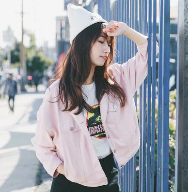 10种牛仔外套的春季穿搭:校园风格穿都穿不腻 10种牛仔外套的春季穿搭:校园风格穿都穿不腻