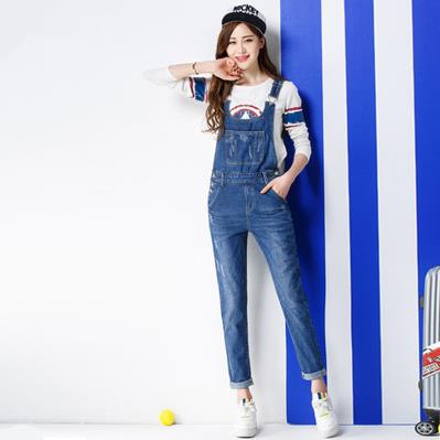 女孩背带裤:牛仔复古穿搭 女孩背带裤:牛仔复古穿搭