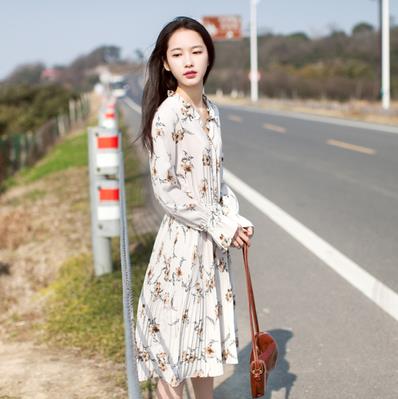 减龄V领连衣裙:get春夏小窍门 减龄V领连衣裙:get春夏小窍门