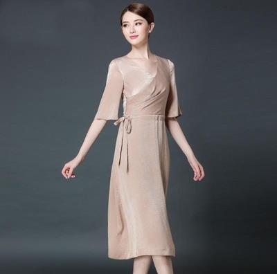 减龄V领连衣裙:get春夏小窍门 减龄V领连衣裙:get春夏小窍门