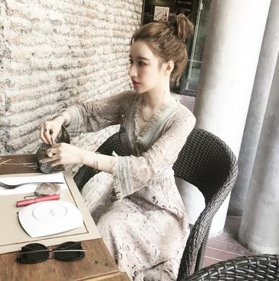 减龄V领连衣裙:get春夏小窍门 减龄V领连衣裙:get春夏小窍门