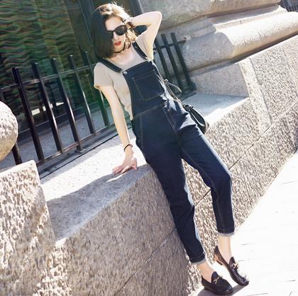 背带裤这样穿才能让人眼前一亮