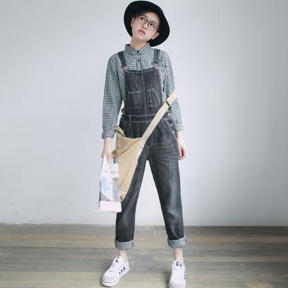 背带裤这样穿才能让人眼前一亮