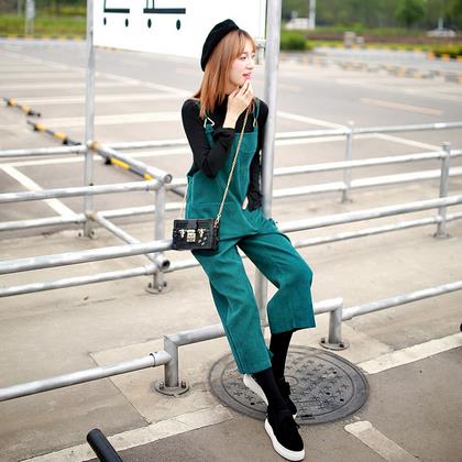 背带裤这样穿才能让人眼前一亮