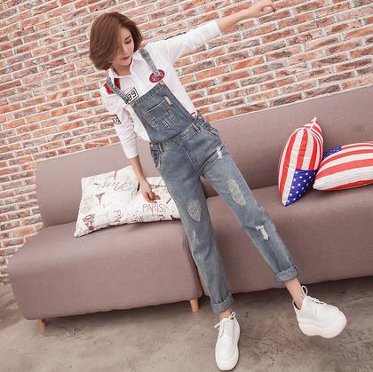 背带裤这样穿才能让人眼前一亮