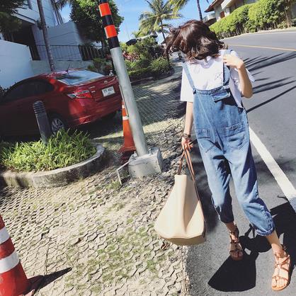 背带裤这样穿才能让人眼前一亮