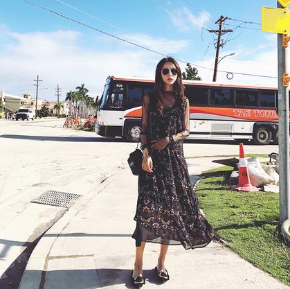 2017最炫吊带裙:俏皮与性感并存 2017最炫吊带裙:俏皮与性感并存