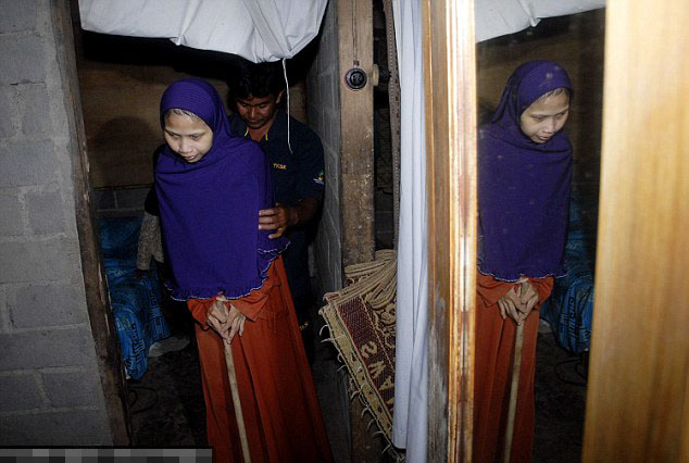 女子全身僵直不能弯曲 生活靠90岁祖母照顾(图)