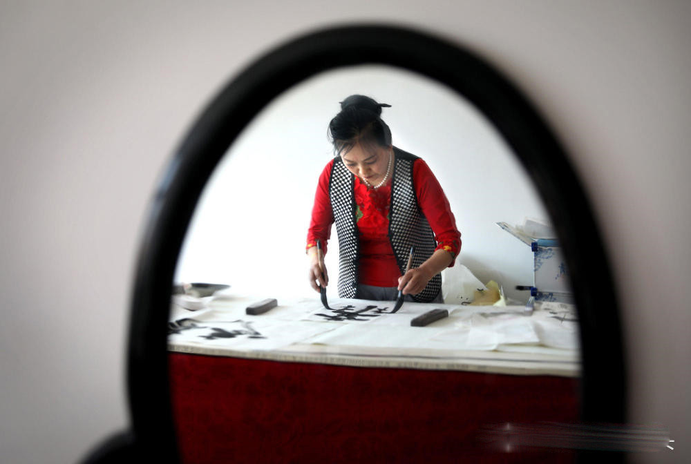 女子29年留3米长发 能拖3吨重的船（组图）