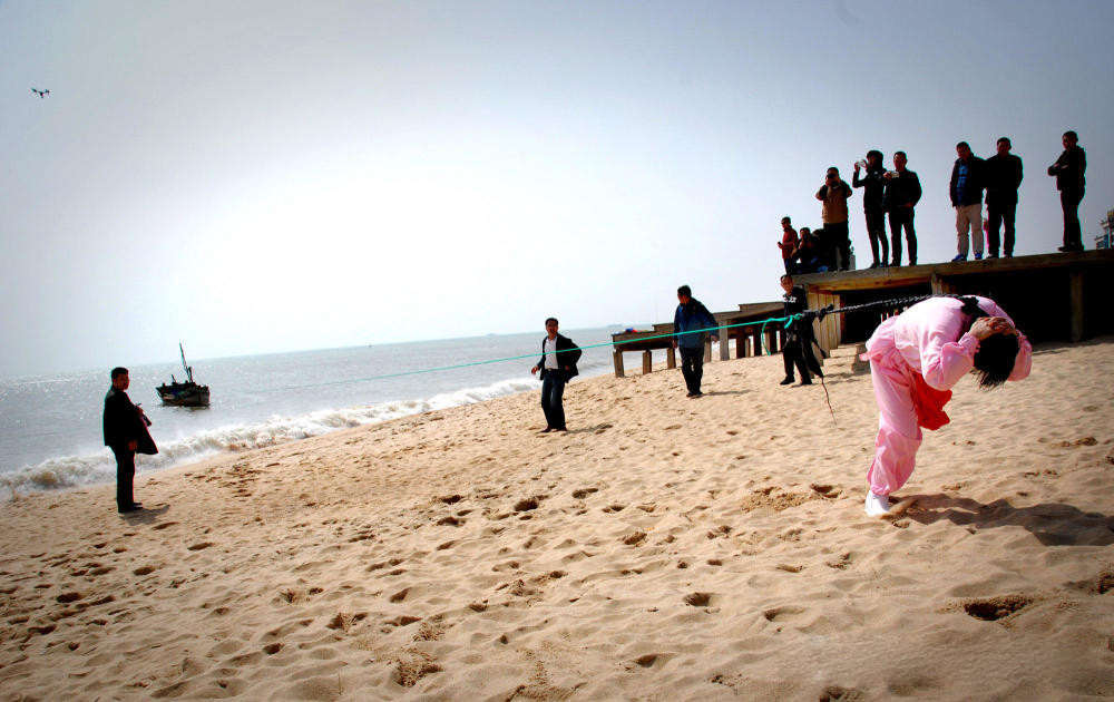 女子29年留3米长发 能拖3吨重的船(组图)