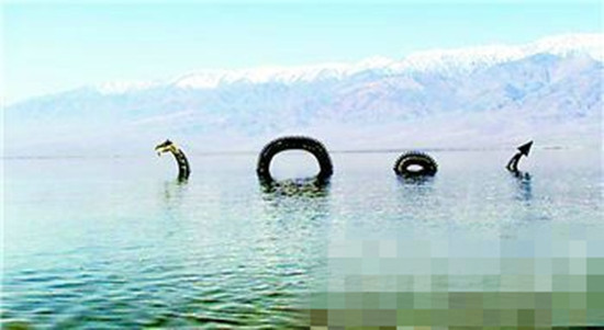 尼斯湖连体水怪上岸遭捕鱼人射杀