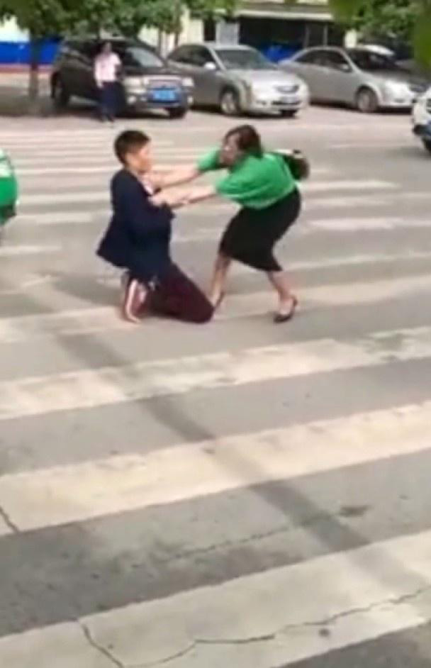 夫妻闹离婚 丈夫马路下跪切腹（现场惊人画面）