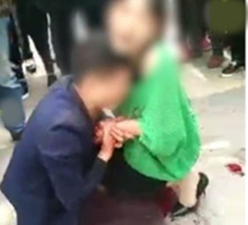 夫妻闹离婚 丈夫马路下跪切腹（现场惊人画面）