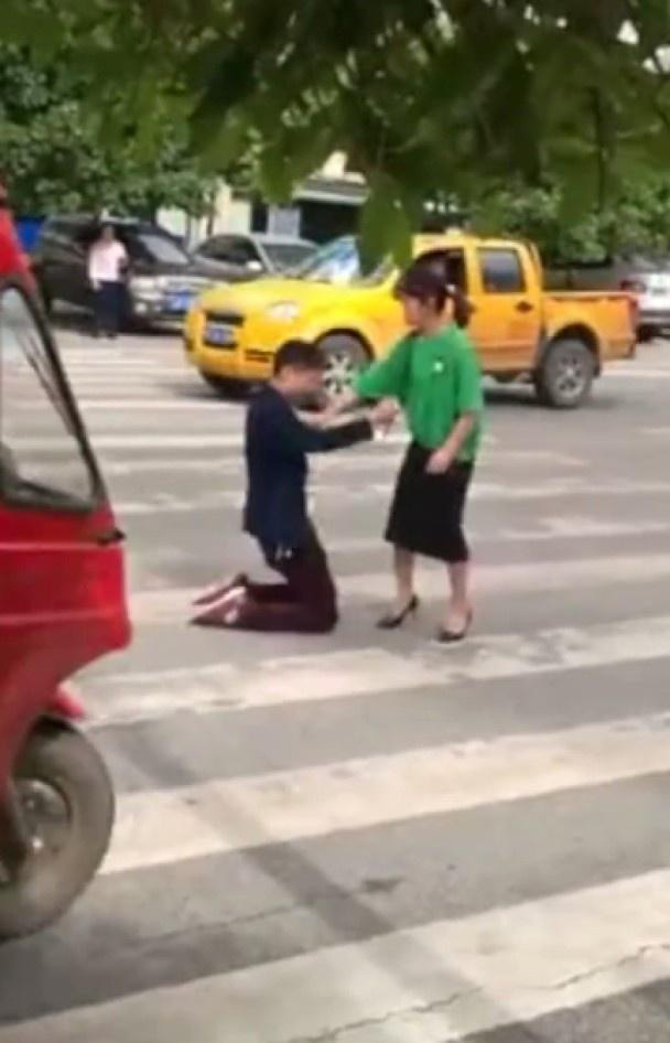 夫妻闹离婚 丈夫马路下跪切腹（现场惊人画面）