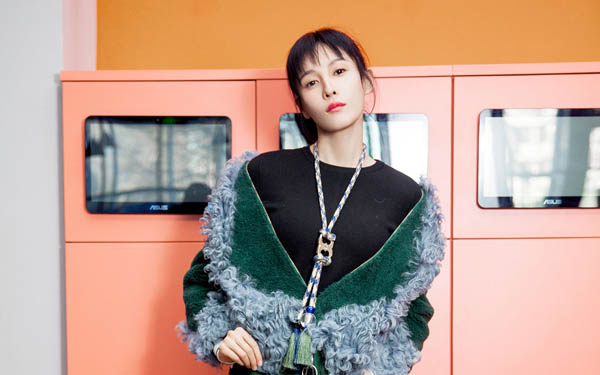 张蓝心和成龙什么关系 张蓝心成名大哥功不可没