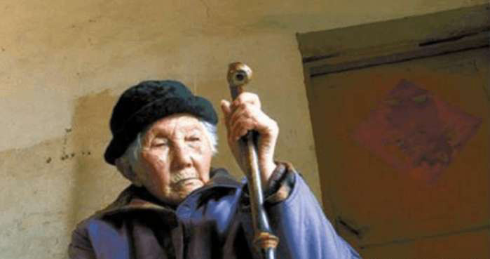 失明老太太疑心老伴偷腥：寸步不离并上7把锁