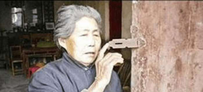 失明老太太疑心老伴偷腥：寸步不离并上7把锁