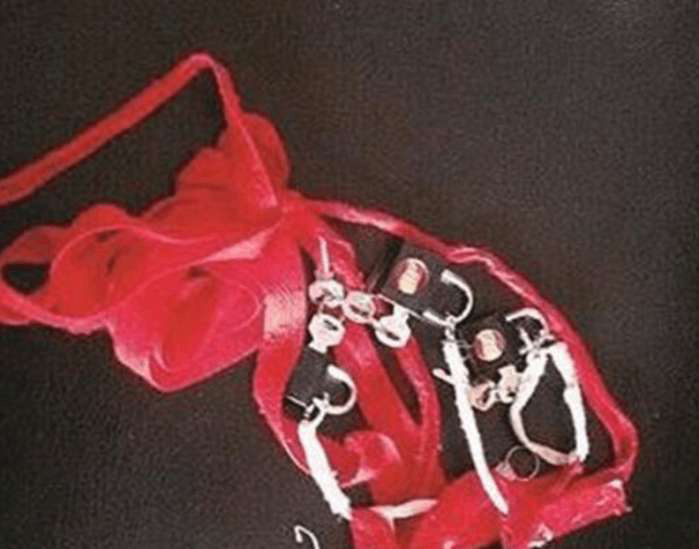 失明老太太疑心老伴偷腥：寸步不离并上7把锁