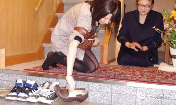 【日本人进门脱鞋】日本人喜欢进门脱鞋 为防止脚气
