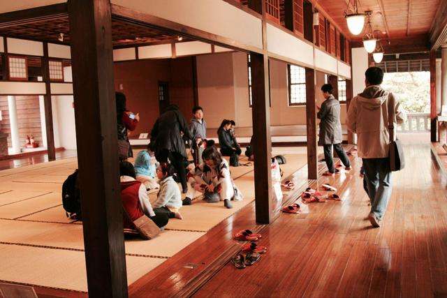 【日本人进门脱鞋】日本人喜欢进门脱鞋 为防止脚气