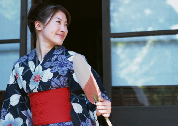 揭秘日本女人爱下跪服侍男人的真相