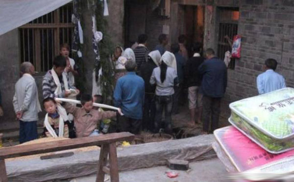 直击罕见农村土葬全过程：棺材下葬前不能落地（图）