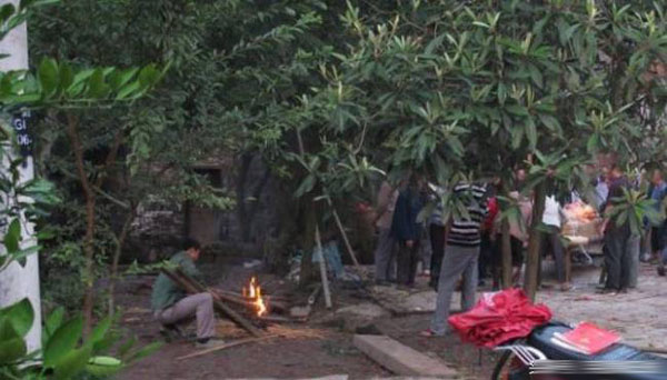 直击罕见农村土葬全过程：棺材下葬前不能落地（图）