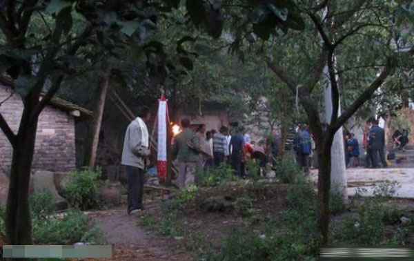 直击罕见农村土葬全过程：棺材下葬前不能落地（图）