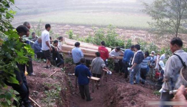 直击罕见农村土葬全过程：棺材下葬前不能落地（图）