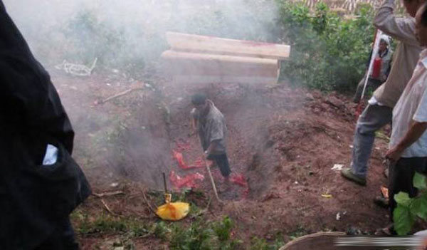 直击罕见农村土葬全过程：棺材下葬前不能落地（图）