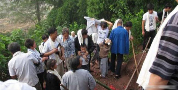 直击罕见农村土葬全过程：棺材下葬前不能落地（图）