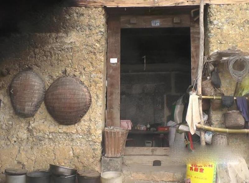 在家里做了坟墓怎么办：80岁老人将坟墓建家里每晚睡坟前