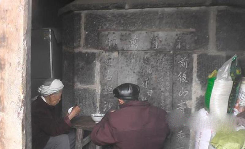 在家里做了坟墓怎么办：80岁老人将坟墓建家里每晚睡坟前