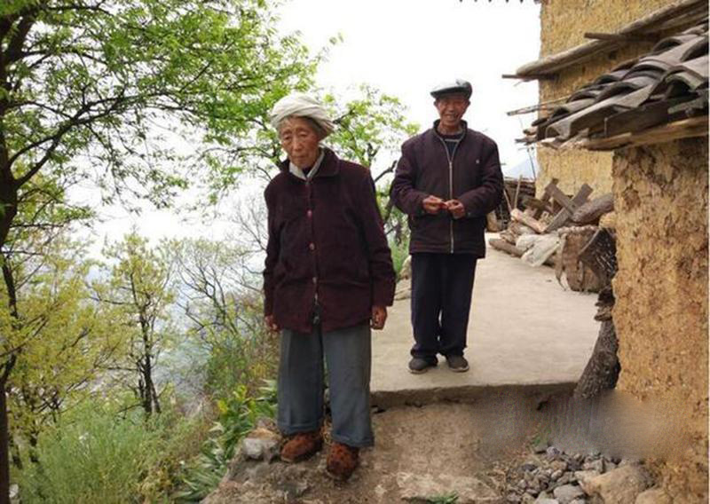 在家里做了坟墓怎么办：80岁老人将坟墓建家里每晚睡坟前