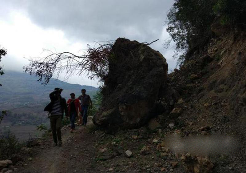 在家里做了坟墓怎么办：80岁老人将坟墓建家里每晚睡坟前