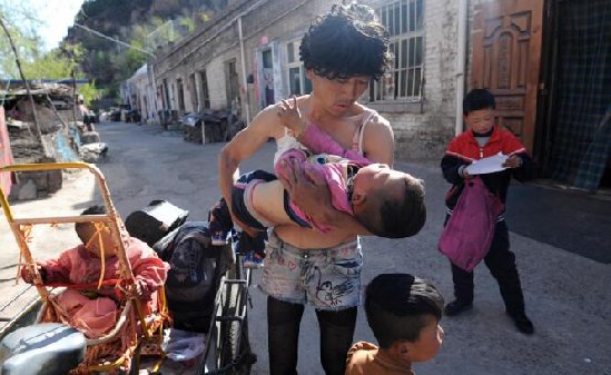 当爹又当妈穿10年女装：男子养大6娃（图）