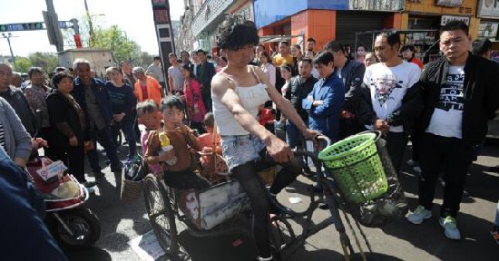 当爹又当妈穿10年女装：男子养大6娃（图）