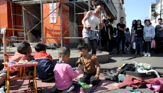 当爹又当妈穿10年女装：男子养大6娃（图）