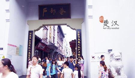 【美食街】中国最好吃的九条美食街 你去吃过哪一个